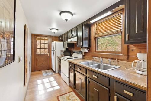 Picturesque Riverside Cabin with Fireplace and Porch in Blowing Rock, USA