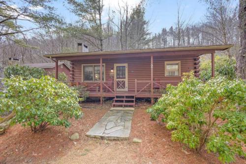 Classic Log Cabin with Fireplace on Quiet River in Blowing Rock, USA