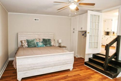 Parkside Retreat 3 Beds and Porch in Mount Holly
