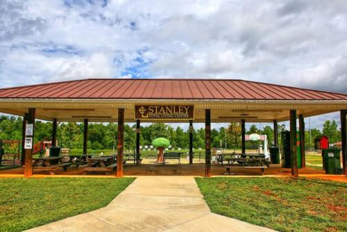 Ümbrus, Parkside Retreat 3 Beds and Porch in Mount Holly