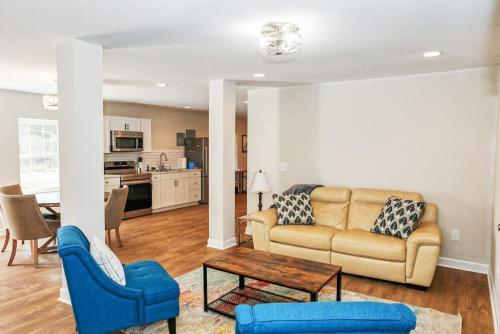 . Farm Lodge with Beautiful Open Floor Plan