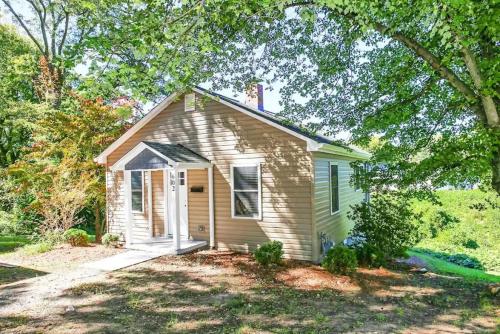 . Quaint Newly Renovated Downtown Cottage