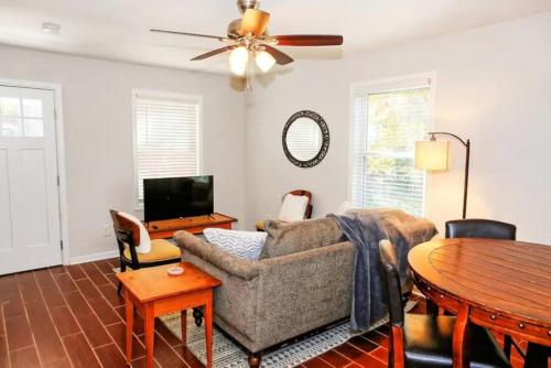 Quaint Newly Renovated Downtown Cottage in Lincolnton, USA