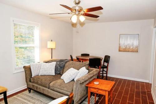 Quaint Newly Renovated Downtown Cottage in Lincolnton, USA