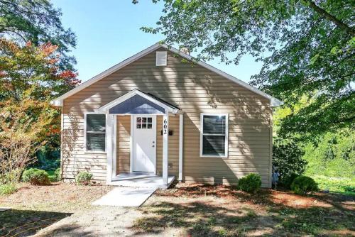 Quaint Newly Renovated Downtown Cottage in Lincolnton, USA