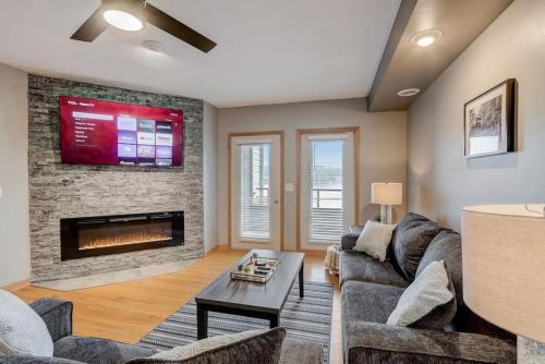 Family Dreams - Lakefront, 2-bedroom, multi-level condo, Winter Vacation in Wisconsin Dells, USA