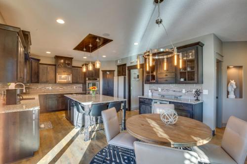 Luxe Missouri Getaway with Hot Tub and Fire Pit! in Oak Grove, USA