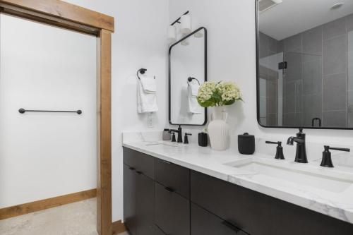 Modern Escape on Ski Hill Rd Modern Escape on Ski Hill Rd