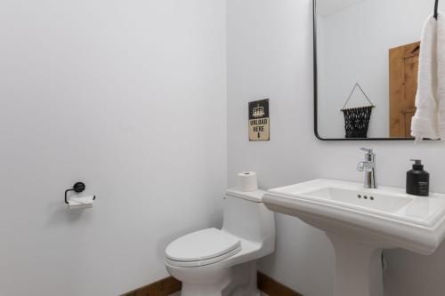 Modern Escape on Ski Hill Rd Modern Escape on Ski Hill Rd