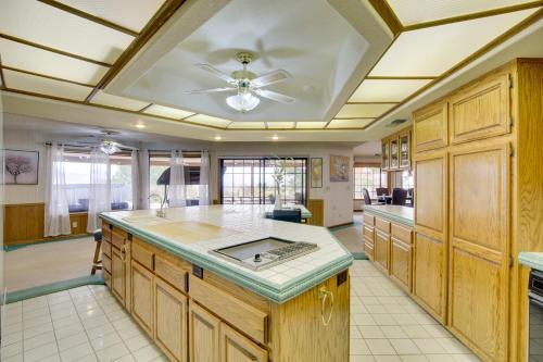 Spacious California Oasis Patio, Fireplace and Pool in Apple Valley (CA)