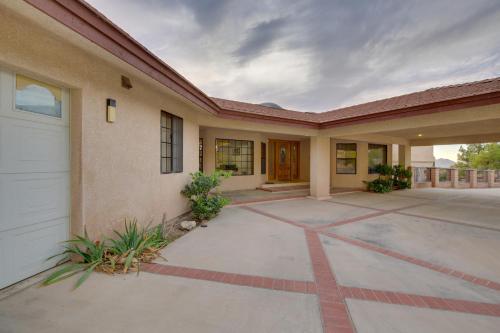Spacious California Oasis Patio, Fireplace and Pool in Apple Valley (CA)