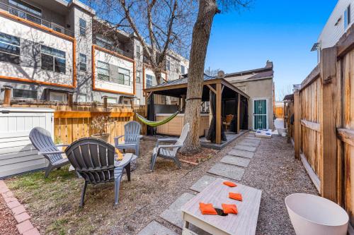 HOT TUB Firepit Pool Table Patio Cozy Downtown Denver in Denver, USA