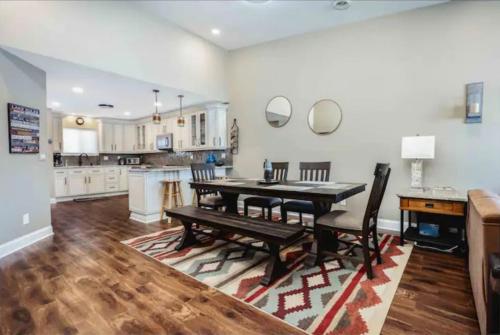 LAKEFRONT PENTHOUSE FULLY UPGRADED PANORAMIC VIEWS BOAT SLIP INDOOR OUTDOOR POOL in Wisconsin Dells, USA