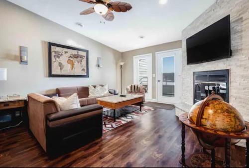 LAKEFRONT PENTHOUSE FULLY UPGRADED PANORAMIC VIEWS BOAT SLIP INDOOR OUTDOOR POOL in Wisconsin Dells, USA
