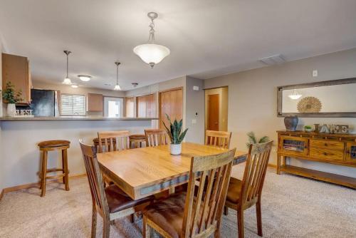 Lakefront Haven for Families Golfers and Girls Trips in Wisconsin Dells, USA