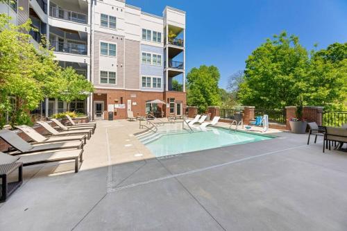 DT Charm Apt with Pool,Gym,Wine,WKSpace, Free Parking in Charlotte, USA