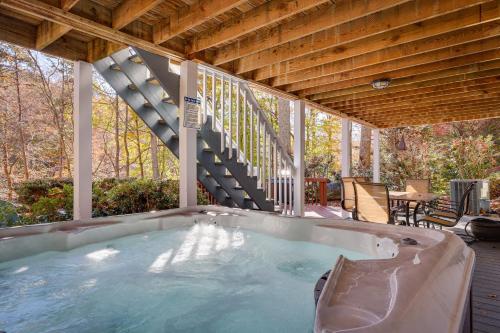 Blairsville Cabin with Hot Tub on Nottely Lake!