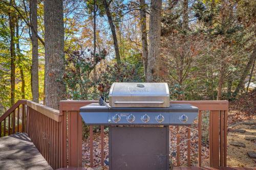 Blairsville Cabin with Hot Tub on Nottely Lake!