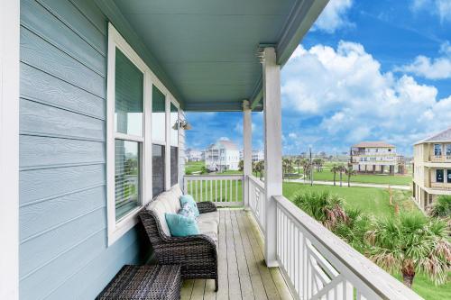 Cozy Beach Home with Resort Amenities, Ocean, bay, lake views and 3 decks!