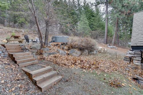 Cabin with Hot Tub and Fire Pit 2 Mi to Cle Elum Lake