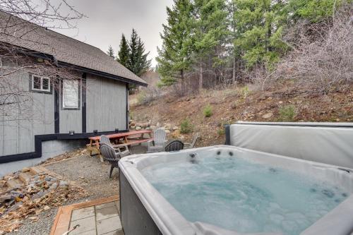 Cabin with Hot Tub and Fire Pit 2 Mi to Cle Elum Lake