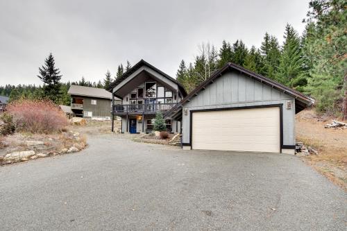 Cabin with Hot Tub and Fire Pit 2 Mi to Cle Elum Lake