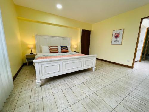 King Room with Spa Bath image 3