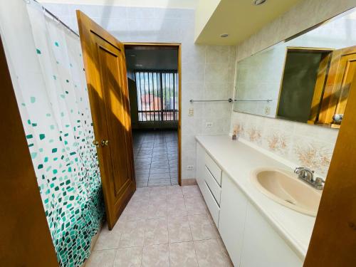 King Room with Spa Bath image 1