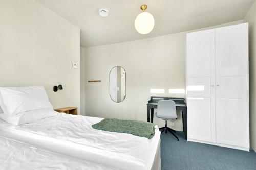 Central Guest House - Bedroom with en suite Bathroom 5