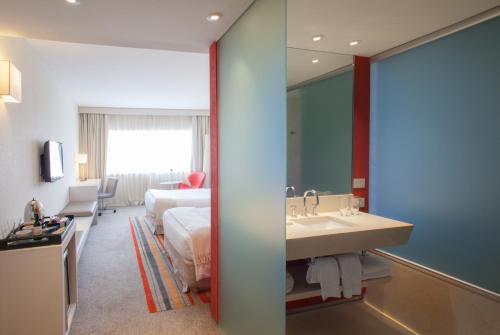 浴室, 羅薩里奧市中心鉑爾曼賭場酒店 (Hotel Casino Pullman City Center Rosario) in 羅莎里奧