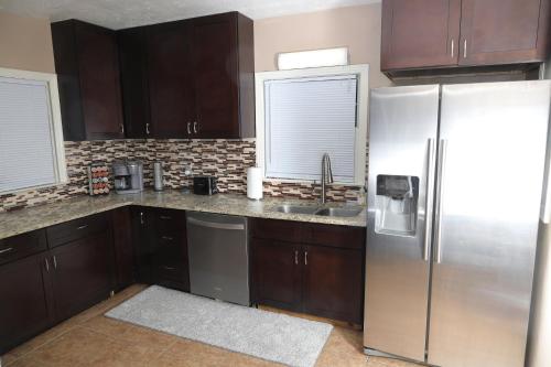 Konyha, Mid-Century Comfy-Chic Chateau 3/2 Pet Friendly near Tallahssee Múzeum