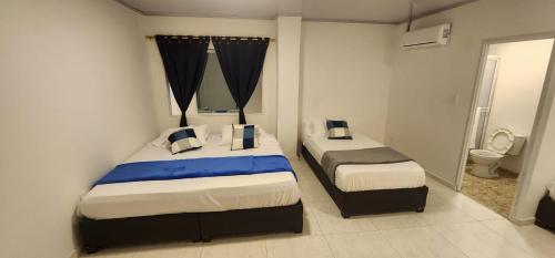 1 king bed, 1 twin bed