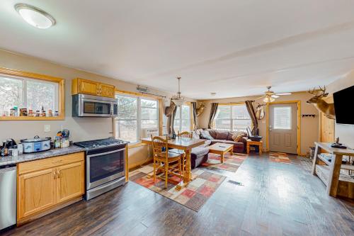 3BR Dog-Friendly lake access Home with kayaks