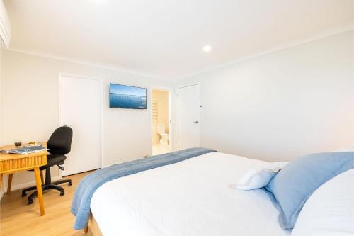 Bel Air, 8A Ocean Ave - pet friendly, water views and air con