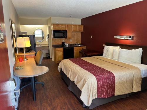 Red Roof Inn Parkersburg - image 7