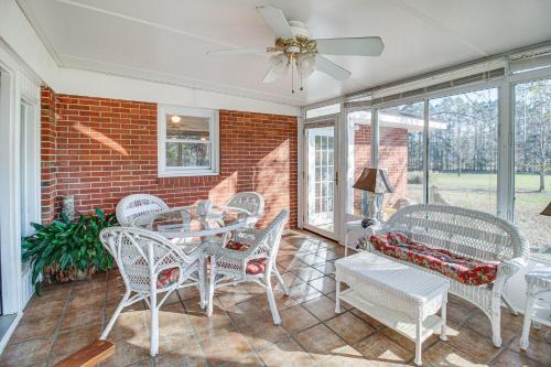 Bright Cartersville Home with Fire Pit and Sunroom! in Cartersville, USA