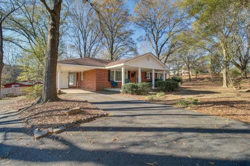 Bright Cartersville Home with Fire Pit and Sunroom! in Cartersville, USA