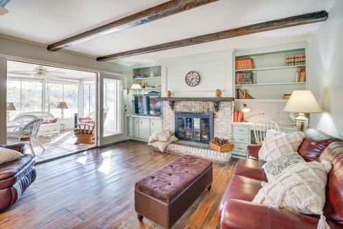 Bright Cartersville Home with Fire Pit and Sunroom! in Cartersville, USA