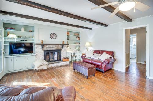 Bright Cartersville Home with Fire Pit and Sunroom! in Cartersville, USA