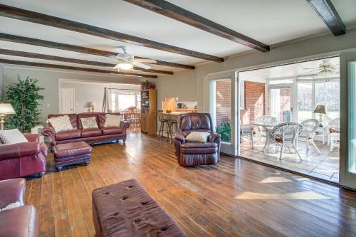 Bright Cartersville Home with Fire Pit and Sunroom! in Cartersville, USA