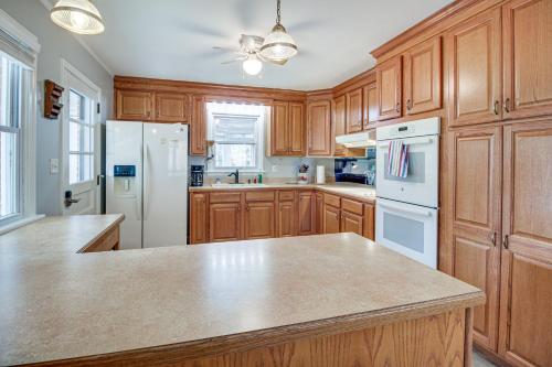 Bright Cartersville Home with Fire Pit and Sunroom! in Cartersville, USA