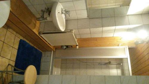 One-Bedroom Apartment with Shower image 1