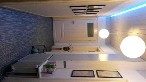 Single Room with Shared Toilet image 3