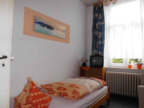Single Room with Shared Toilet image 2