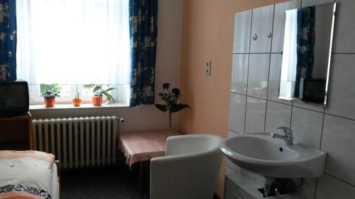 Single Room with Shared Toilet image 1