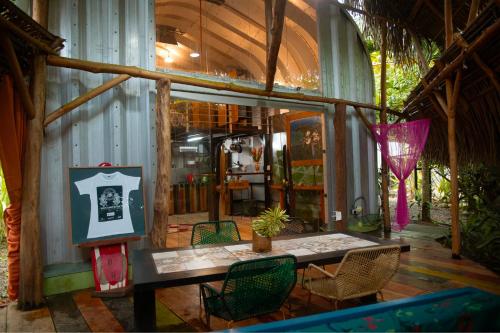 ระเบียง/ชานเรือน, Hermosa Nests Industrial loft in ปลายา แอร์โมซา