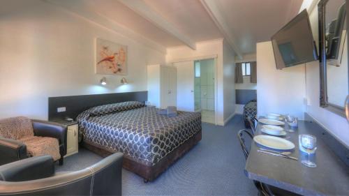 1 queen bed, 1 twin bed