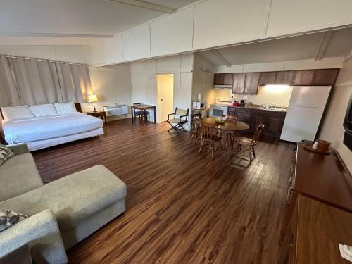 1 king bed, 1 sofa bed