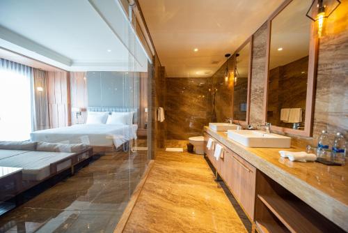 room detail thumbnail 2