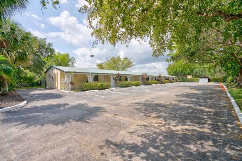 Tequesta Palms Inn – Tequesta, FL